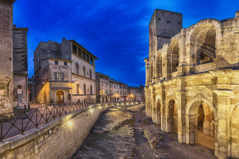 El notable anfiteatro romano al atardecer en Arles.