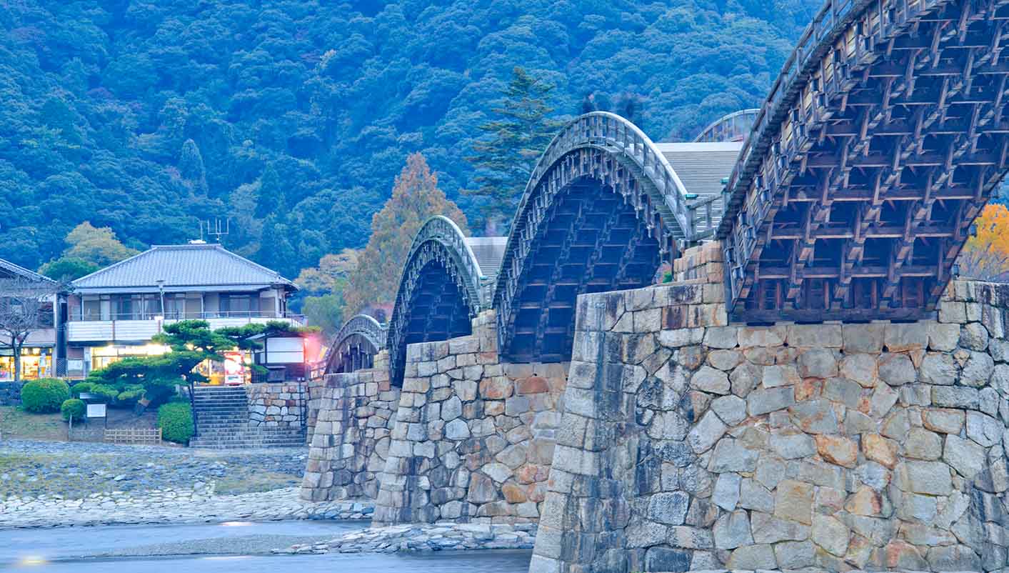 Iwakuni, pequeña ciudad con su hermoso e histórico puente Kintai-Kyo
