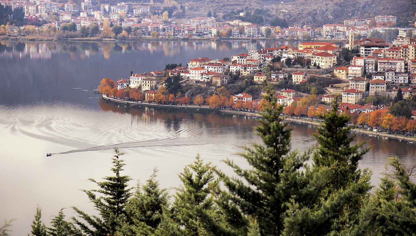 Situada  en un un promontorio en la orilla del lago Orestiada