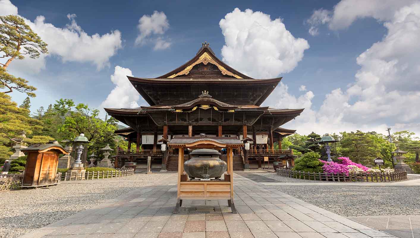 En Nagano conocemos el Zenko-ji, lugar de peregrinacion donde se encuentra la primera imagen budista de Japón.
