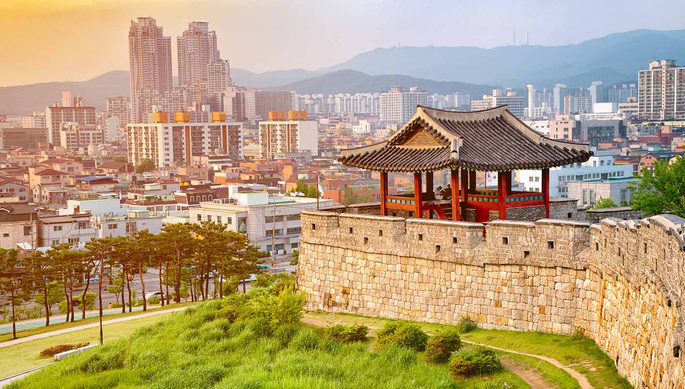 Visitamos la impresionante muralla con sus fortificaciones y el palacio de verano Hwaseong Haenggung
