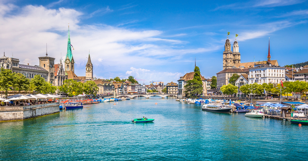 Zurich: La urbe más poblada de Suiza, es la capital financiera y cultural del país.